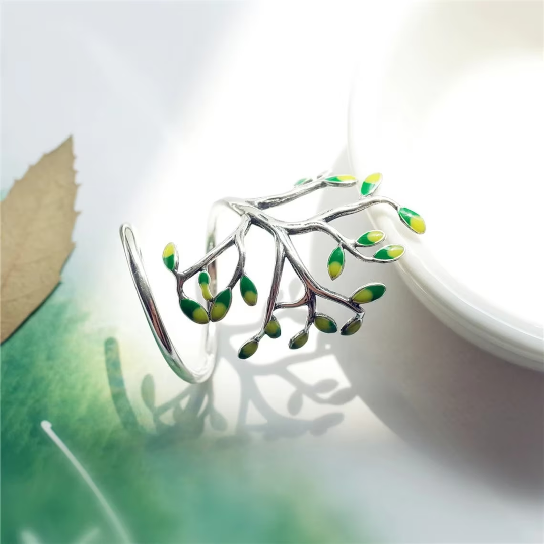 Silver Ring with Green Leaves | A unique ring with beautiful details
