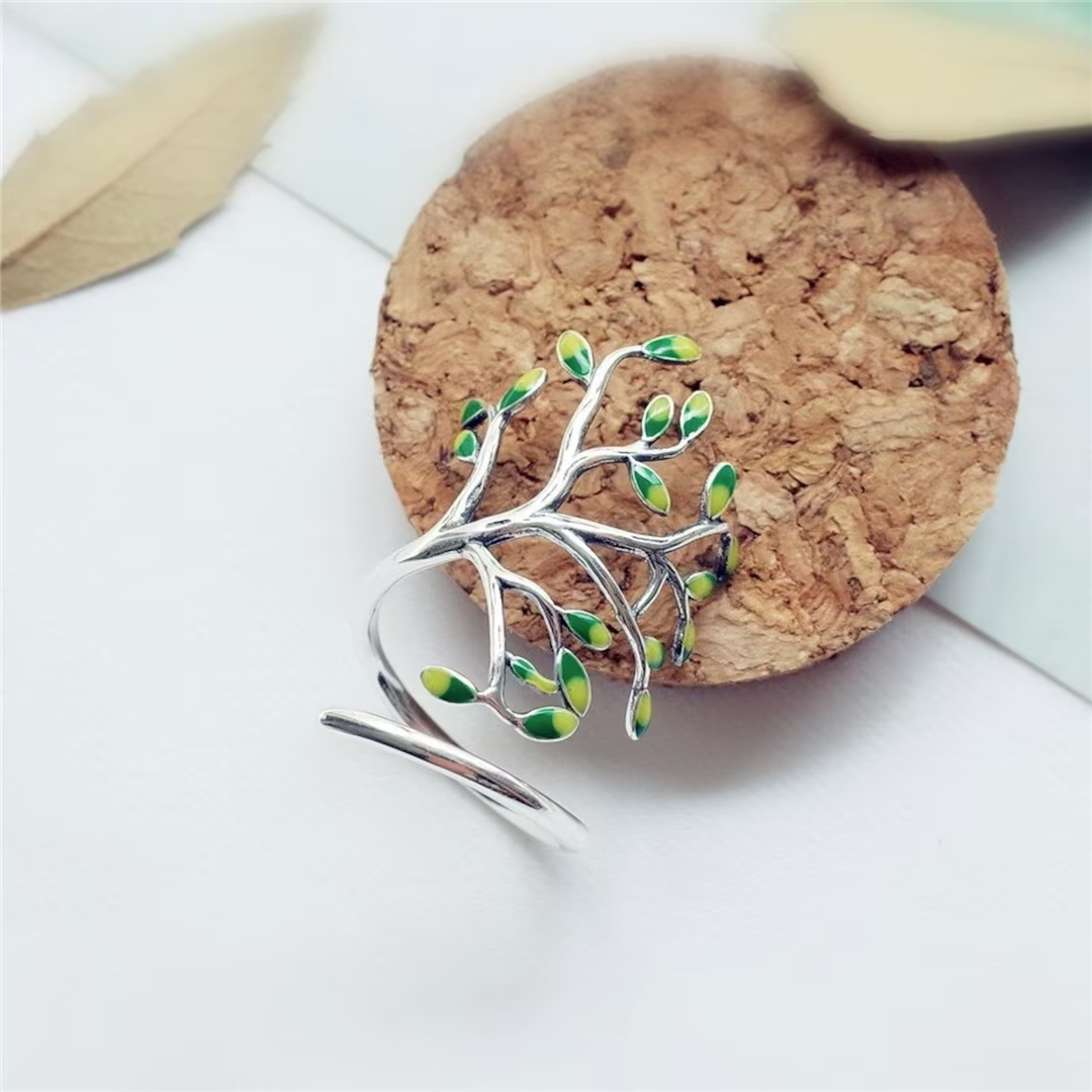 Silver Ring with Green Leaves | A unique ring with beautiful details