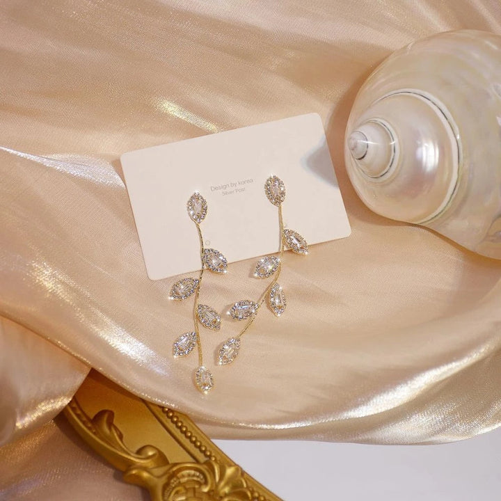 Kolczyki z liściem złota | Eleganckie z kamyczkami