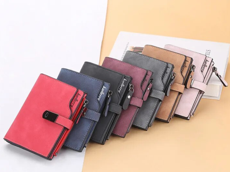 Compact Wallet with Magnetic Clasp | Handy & Trendy