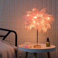 Lampka nocna Struś | Ekscentryczna lampa z piórami i różowo-złotą podstawą