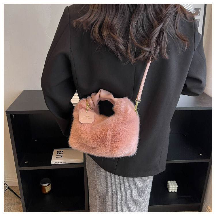 Fluffy Handbag | This bag you just want to hug