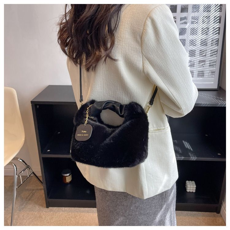 Fluffy Handbag | This bag you just want to hug