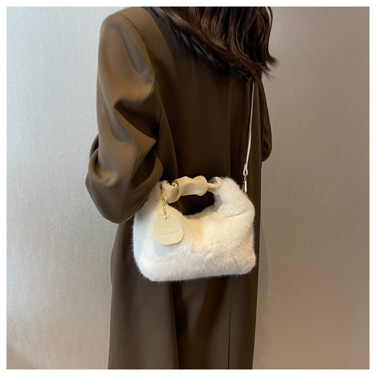 Fluffy Handbag | This bag you just want to hug