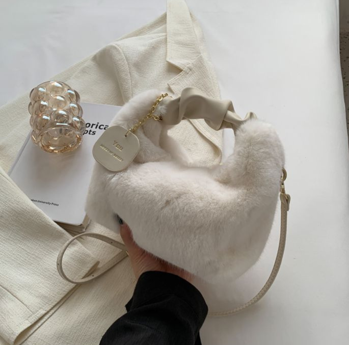 Fluffy Handbag | This bag you just want to hug
