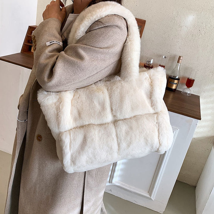 Sammy Jackson™ Pipa Plush Handbag | A Comfortable & Wintery Women's Bag