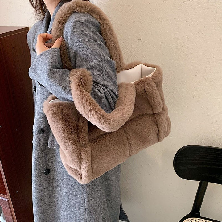 Sammy Jackson™ Pipa Plush Handbag | A Comfortable & Wintery Women's Bag