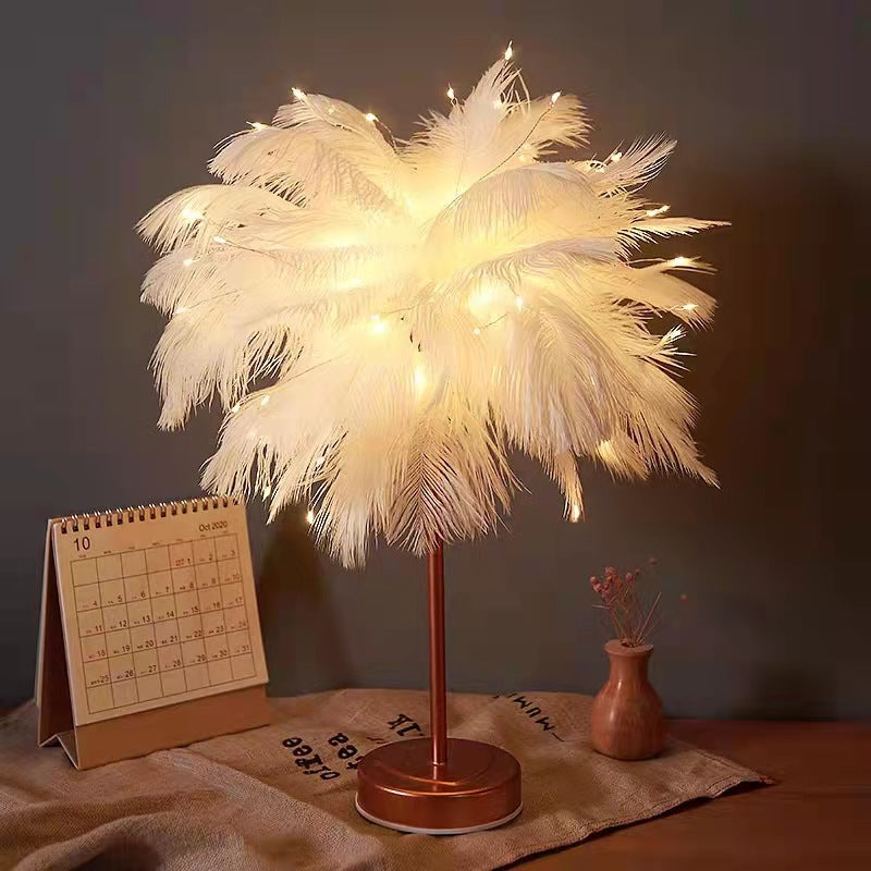Lampka nocna Struś | Ekscentryczna lampa z piórami i różowo-złotą podstawą