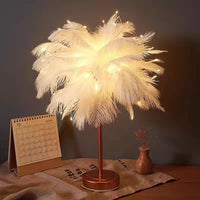Lampka nocna Struś | Ekscentryczna lampa z piórami i różowo-złotą podstawą