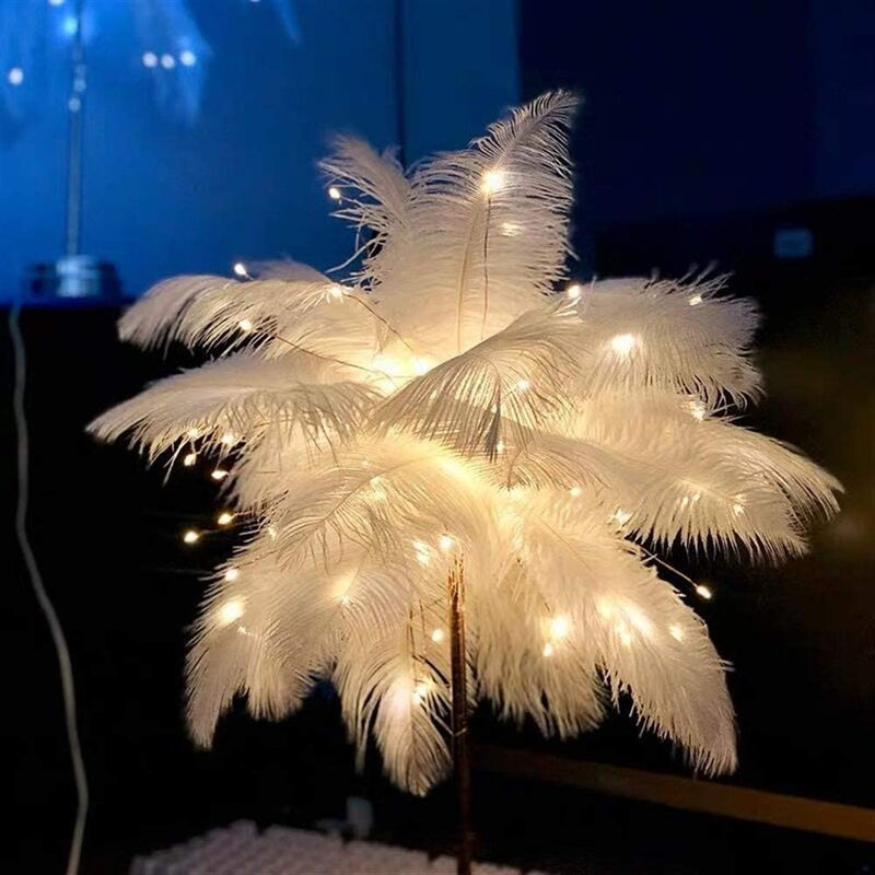 Lampka nocna Struś | Ekscentryczna lampa z piórami i różowo-złotą podstawą